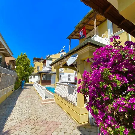 Fethiye'de Sahil Ve Sehirici Birarada... 费特希耶